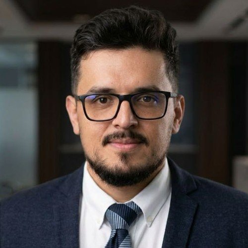 Foto de Rafael Frota Araujo, de óculos, terno e gravata
